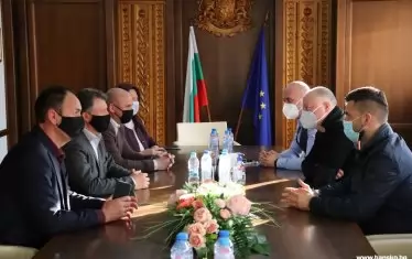 Душмани на ГЕРБ от местния вот активно ѝ помагат сега