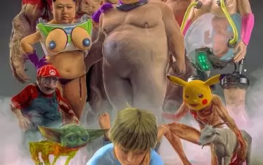  07.01.21
Направих това на 5000-ия ден. Включих много герои и теми, които съм засегнал през последните няколко години, изобразени като музи около детска рисунка - като препратка към първата ми ежедневна рисунка.  Честно казано, все още съм изумен в какво се превърна този проект.