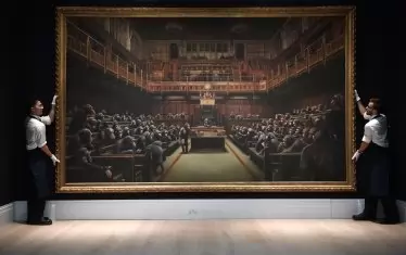 „Предаденият парламент“ (2009), продадена за 13,6 милиона долара през 2019 г., вече не е най-скъпата картина на Банкси.