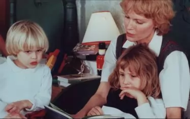  Кадър от документалния сериал - Миа Фароу с децата си Ронан (вляво) и Дилън. 