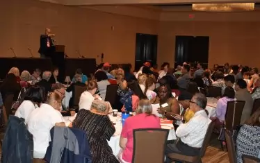 Макар и на малко места и в скромен мащаб, съвещателната демокрация функционира. Джеймс Фишкин неуморно обучава хора как тя да е ефективна.