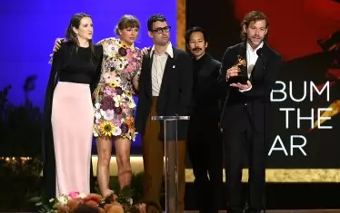  Наградата за Албум на годината спечели Folklore на Тайлър Суифт. На снимката тя е заедно с останалите продуценти на албума Лора Сиск Sisk, Джак Антоноф, Джонатан Лоу и Арън Денсър. 