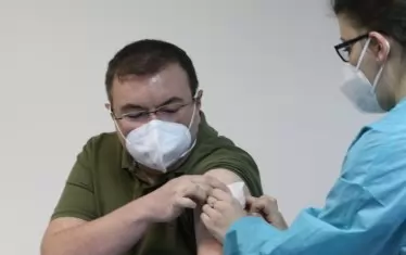 27 декември, 2020 г. Българския министър на здравеопазването Костадин Ангелов е първият ваксиниран срещу коронавирусната епидемия в страната. 