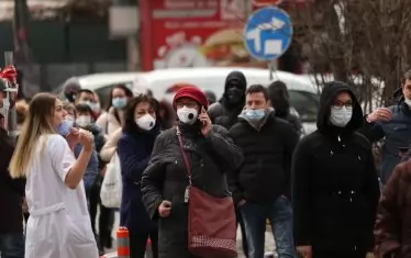 В очакване на защита срещу вируса. В някои региони на страната обаче интересът към ваксинациите е много нисък. 