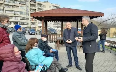 Имаше и срещи с електората. Като тази - кандидатът за народен представител от листата на ГЕРБ-СДС във Велико Търново Станислав Стоянов коментира с жители на кв. „Чолаковци“ в старата столица националната програма за енергийна ефективност на многофамилни жилищни сгради...