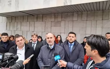  Любим начин за отчитане на кампания - тикаш микрофона пред устата му и той си говори, говори...