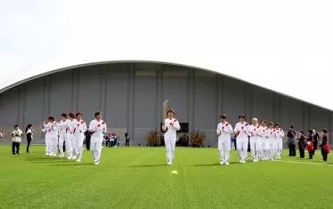 Азуса Ивашимизу и съотборничките ѝ бяха първите, които поеха факела в началото на щафетата.