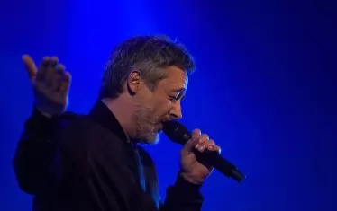 Певецът на групата Love of Lesbian - една от първите, получили възможност да пеят пред многохилядна публика в последните 13 месеца.