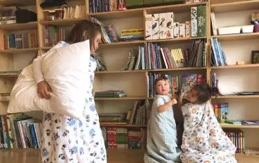 И малки, и големи деца предпочитат да спят в чувалче.