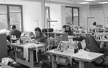 "Любимци сме на Инспекцията по труда, винаги ни дават за пример", казва Димитър за шивашката фирма.