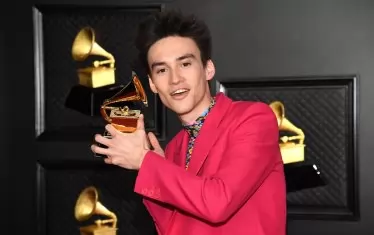  Гостувалият наскоро у нас феноменален музикант Джейкъб Колиър, спечели „Грами“ за Най-добър аранжимент за He Won`t Hold You.