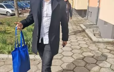 Кандидатът на ГЕРБ Сашо Савов лично разнася торбичките с провизиите. 