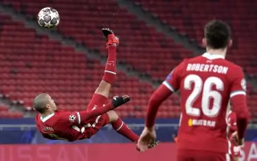 Халфът на "Ливърпул" Тиаго Алкантара извежда с ножичен удар Мохамед Салах в красива, но неефективна атака към вратата на РБ (Лайпциг) преди почивката на реванша в Будапеща.