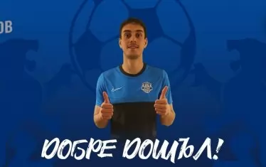 Алекс Петков позира с екипа на "Арда" по-малко от денонощие, след като разтрогна с "Левски".