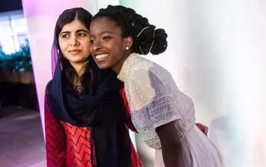  Аманда с активистката и носителка на Нобелова награда за мир Малала Юсафзай.