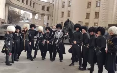 Момент от пърформънса на Борис Анзов (в средата, до коня) и другарите му пред руското външно министерство.