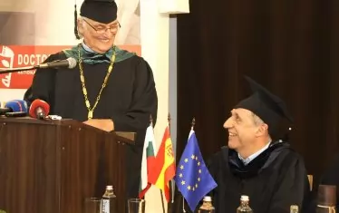  С Карлос Саура при удостояването му с титлата почетен доктор на НАТФИЗ