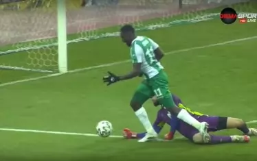 Стопкадър от спорната ситуация при дузпата, на който се вижда, че вратарят на "ЦСКА-София" Густаво Бусато все пак закача крака на Алиун Фал.