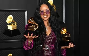  H. E. R. с двете си награди „Грами“ — за Песен на годината и Най-добра R'n'B песен (заедно с Робърт Гласпър и Мешел Ндегеочело. 