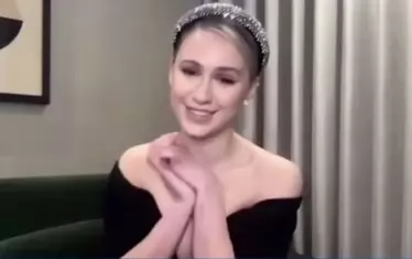  Мария Бакалова благодари за наградата. 