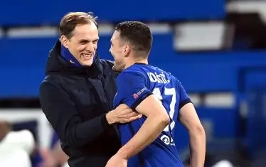  Мениджърът на "Челси" Томас Тухел поздравява Матео Ковачич след елиминирането на "Атлетико" (Мадрид).