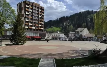 Сред приятните места за отмора в града е и площад "Олимпийски".