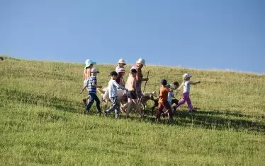 Дакотският огън е древна техника за невидимо огнище - изкопава се 30-40 см дълбока дупка, а на същото разстояние от нея се изкопава тунел за въздух. Той трябва да свързва дъното на огнището с повърхността. Колкото по-дълбока е дупката за огъня, толкова пламъците ще са по-защитени от вятъра и по-невидими за околните.