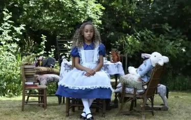  Алиса на XXI век е с тъмен цвят на кожата.