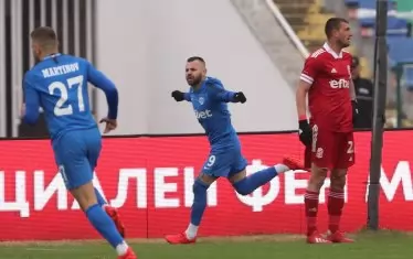 Националът Спас Делев (в средата) тича с разперени ръце след гола си срещу "ЦСКА 1948", който се оказа и победен за "Арда".