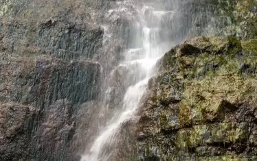 Водопадът е най-живописен през пролетта и началото на лятото. През зимата се случва и да замръзне.