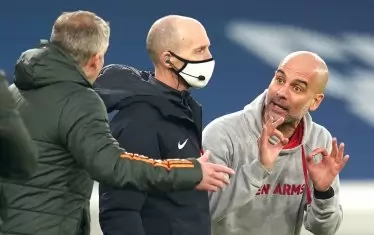 Мениджърите на "Манчестър Сити" - Хосеп Гуардиола (вдясно) и на "Манчестър Юн" - Оле Гунар Солскяер (вляво) правят разбор край тъчлинията на висок тон за спорна ситуация.