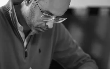 Черно-белите снимки са дело на студента по фотография Иван Христов и са правени в сградата на Дарик радио.