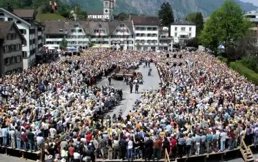  Швейцарци упражняват директна демокрация - 2006 г., кантон Гларус.