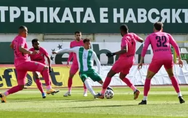 Халфът на "Берое" Кийлън Лебон се опитва да подаде топката към съотборник, заобграден от петима футболисти на "Лудогорец".