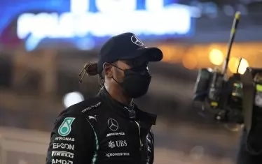 Световният шампион Люис Хамилтън се прибира умислен в боксовете на "Мерцедес".