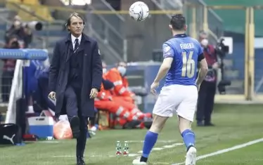 Селекционерът на Италия Роберто Манчини подава топката към Алесандро Флоренци край тъчлинията при победата с 2:0 над Северна Ирландия в Парма.