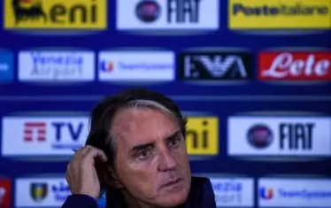  Треньорът на Италия Роберто Манчини си оправя прическата, докато слуша въпрос към него по време на пресконференцията в София.