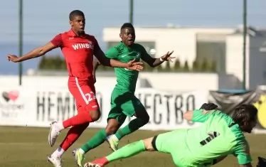 Мавис Чибота (в средата) открива резултата за "Лудогорец" в гостуването срещу "Царско село".