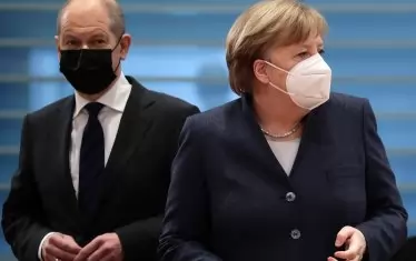 Представете си само как хер Шолц (вляво) и дори слизащата от власт фрау Меркел се явяват в Бундестага с предложение Германия да гарантира 100% задълженията на Франция, Италия, Испания и всички останали страни в ЕС. Не всички заедно – нито една страна в Евросъюза няма да приеме пакет тип "Хамилтън".