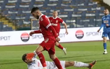 Скандалната ситуация, която обърка Никола Попов и му навлече критики и тежки обвинения. Вратарят на "Левски" Звонимир Микулич посяга към краката на Димитър Митков, за когото в крайна сметка реферът реши, че е симулирал.