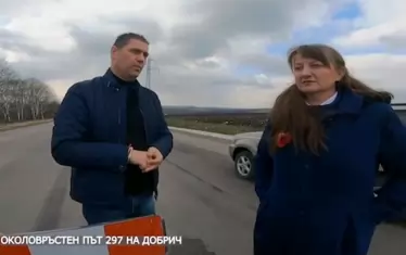 Фамозен кадър от клип в социалните мрежи - Деница Сачева зъзне на Околовръстното шосе край Добрич и обещава магистрални благини.