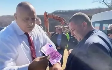  "Когато подариш сако, но задържиш джобните". Колаж: Valdes Radev