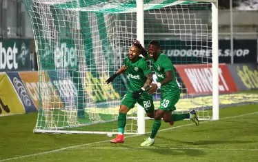 Вандерсон (вляво) споделя радостта от гола си срещу "Арда" със съотборника си Мавис Чибота.