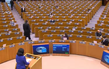 Еврокомисарката Вера Юрова изрази тревогата си за свободата на медиите пред почти празна зала. Квесторите следяха за ред и тишина.