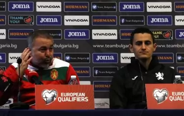 Ясен Петров обяснява концепцията си преди утрешния двубой до новия капитан - Георги Костадинов (вдясно). Докато говореше, селекционерът сложи маската си на ръката и заяви, че по принцип не е привърженик на носенето на маски, като се надява един ден светът да не се нуждае от подобни предпазни средства.