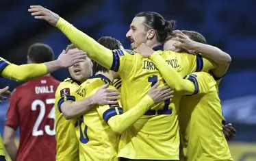 Завърналият се в националния отбор на Швеция Златан Ибрахимович (в средата, в гръб) прегръща съотборниците си след победния гол срещу Грузия, за който нападателят на "Милан" асистира.