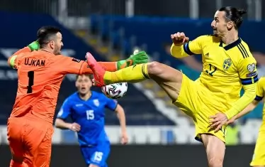 Златан Ибрахимович (вдясно) атакува опасно косовския вратар Самир Уйкани по време на двубоя в Прищина, спечелен от Швеция с 3:0. Нападателят на "Милан" асистира за първото попадение - на Лудвиг Аугустинсон.