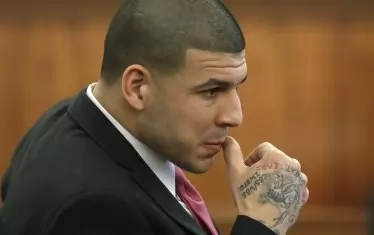 Аарън Ернандес по време на съдебния процес.