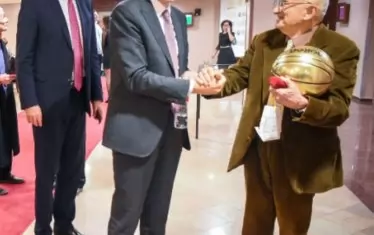 Президентът на ФИБА-Европа Тургай Демирел поздравява Валентин Лазаров за изключителните му заслуги към баскетболната игра.