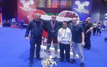 Старши треньорът Иван Иванов (вторият отдясно) взе в отбора 16-годишния талант Карлос Насар (до него) и той спечели сребърен медал в кат. 81 кг, като постави и европейски рекорд в изтласкването.